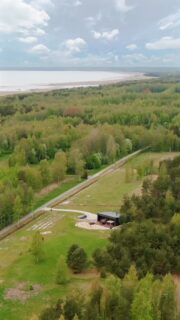 Seere puhkemaja · Õngu, Hiiumaa

“Unustamatud hetked Seere puhkemajas – luksuslik privaatsus, mis lainekohina ja linnulaulu taustal pakub tõelist puhkust. 💙 Läbi stiilselt sisustatud kahe magamistoa, avatud köögi‑elutoa, sauna ja mullivanni avanevad sillerdavad hetked iseendale, romantikale või perega koos olemisele. Suur päikeseterrass, tünnisaun, veinikülmik ja kõik vajalik maitseelamuste loomiseks teevad viibimise tõeliselt mõnusaks.

Majutuskoht avati 2024. aastal ja pakub 70 m² rahulikku elukeskkonda, kus aeg liigub oma rütmis – just nii nagu Hiiumaal kombeks. 

🏝 Asukoht: privaatses paigas, lähimad spaad ja Luidja rand vaid ~11 min autos, Kõpu tuletorn 16 min.  #SeerePuhkemaja #Hiiumaa #Õngu #romantilinepuhkus #perepuhkus #visitestonia #puhkaeestis #eestiloodus #lomalla #suomiloma #loma #visitfinland #vacation #travel #holiday #wanderlust