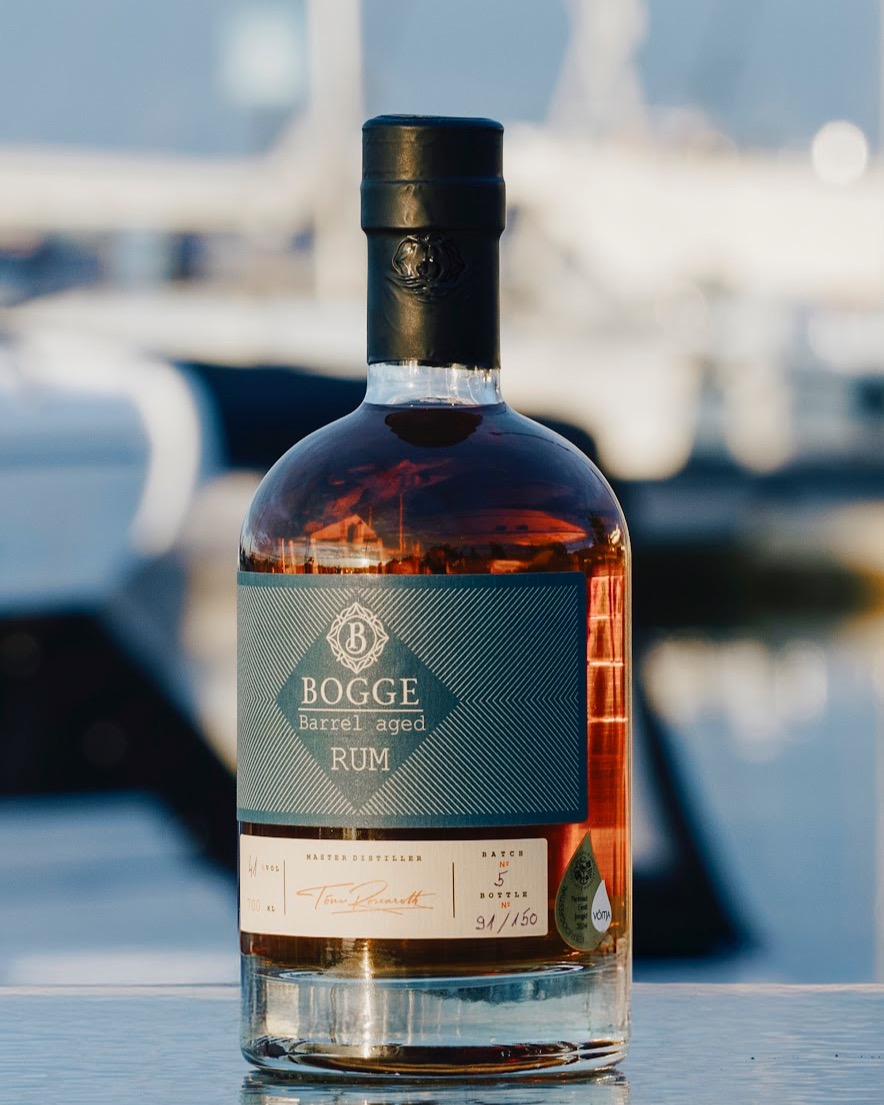 Sümbol Eesti käsitööst ja rahvuslikust karakterist – Bogge Barrel Aged Rum on tõeline rummi-kunstiteos.⁠

Valmistatud Mauritiuse melassist ja roosuhkrust, mis on läbi unikaalse fermentatsiooni ja kaks korda destilleeritud. Lõpuni viimistletud tammevaatides – annab sügava maitse, mida võib tõeliselt hinnata. Serveeri viskiklaasis, puhtalt või veidi jääga.⁠
⠀
Tõeline Eestis sündinud meisterlikkus!⁠
⁠
#BoggeRum #EestiRumm #HandcraftedRum #EstonianSpirits #BarrelAged #RumLovers #RumLife #LocalSpirits #PremiumRum #SmallBatchRum⁠”***

Kui soovid pikemalt rääkida selle rummi laagerdusest, fermentatsiooniprotsessist või maitse-võrdlustest teiste käsitöö-rummidega, anna julgelt teada!